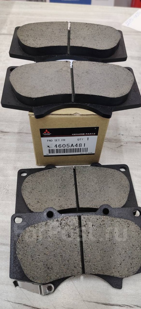 MITSUBISHI Pajero / Shogun, Brake pad set Front Axle 4605A481, 